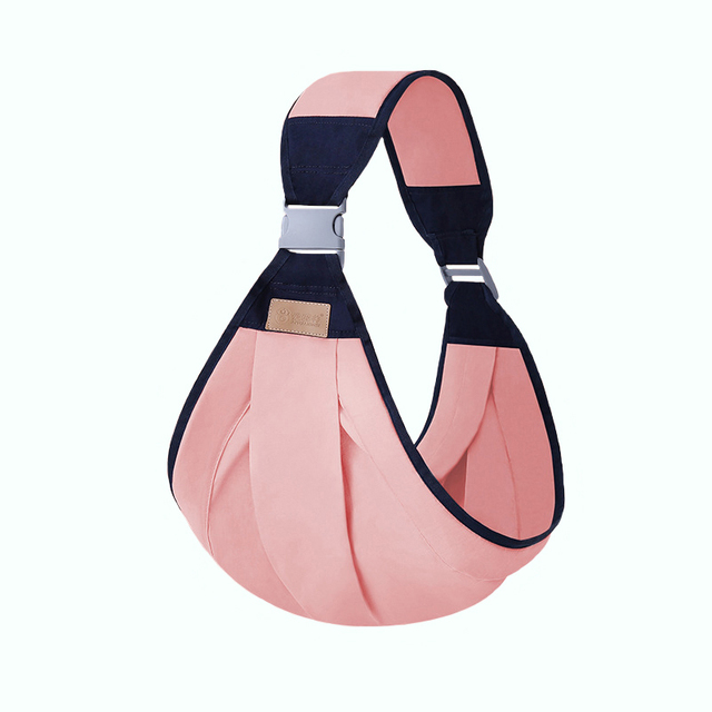 حاملة أطفال على الكتف